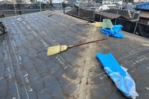 横浜市栄区で葺き替え工事による雨漏り修理　屋根材撤去